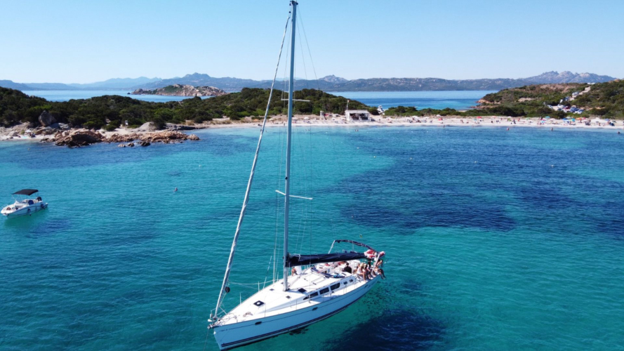 Barca a vela nelle acque cristalline dell'arcipelago di La Maddalena