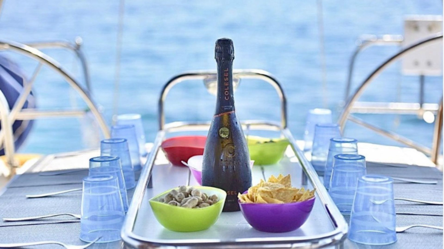 Apéritif servi à bord pendant l'excursion d'une journée dans le nord-est de la Sardaigne