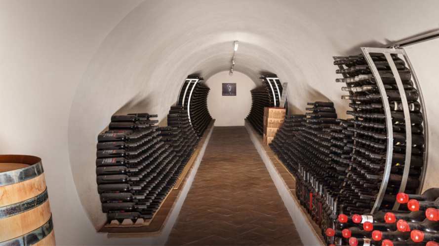 Cave à vin avec tonneaux dans une ferme à Mamoiada