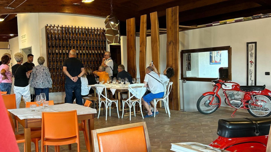 L'hôte explique les vins pendant la dégustation
