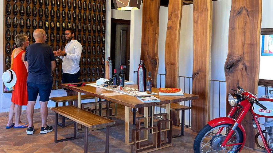 Deux participants écoutent les explications de l'animateur sur les vins