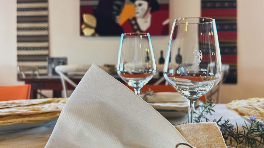 Table dressée pour une dégustation de vin dans un domaine viticole à Mamoiada