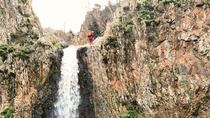 Rope descent of the Piricanes Falls with a guide