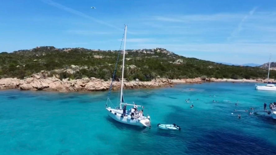 Naviguer dans les eaux cristallines de l'archipel de La Maddalena