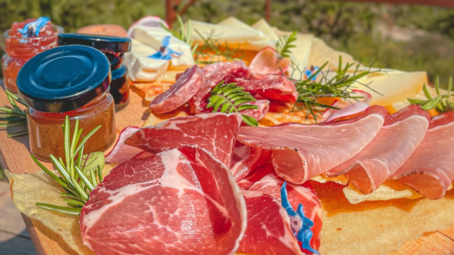 Tagliere di salumi e formaggi offerto durante il tour in Sardegna