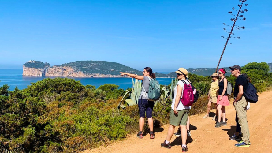 Gente durante la excursión a Punta Giglio admirando Capo Caccia