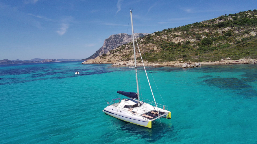 Catamarano nelle acque cristalline dell'area marina protetta di Tavolara