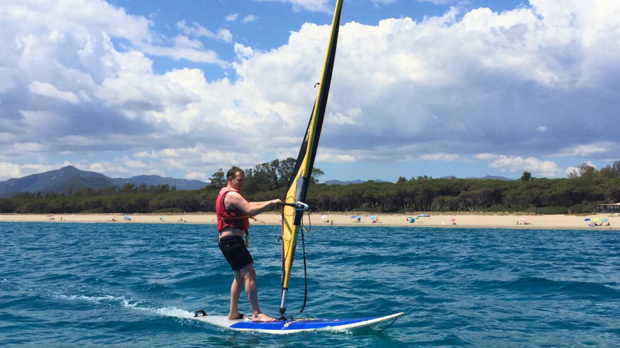 Curso básico de windsurf en la costa sureste de Cerdeña