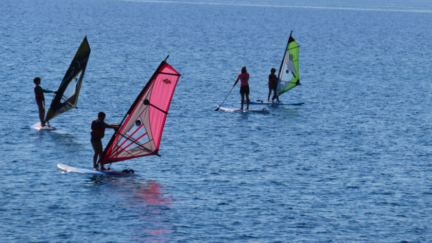 Curso básico de windsurf en la playa de Planargia en Bari Sardo