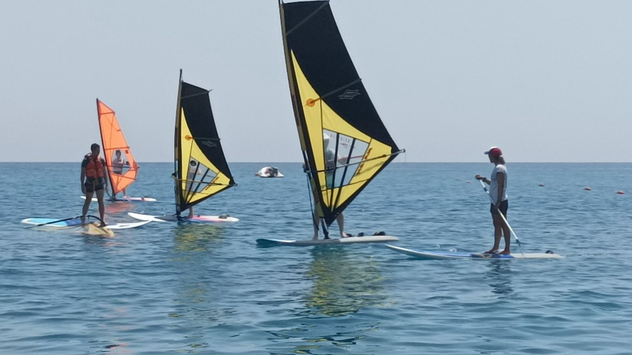 Instructor enseña prácticas de windsurf en el curso básico en Bari Sardo