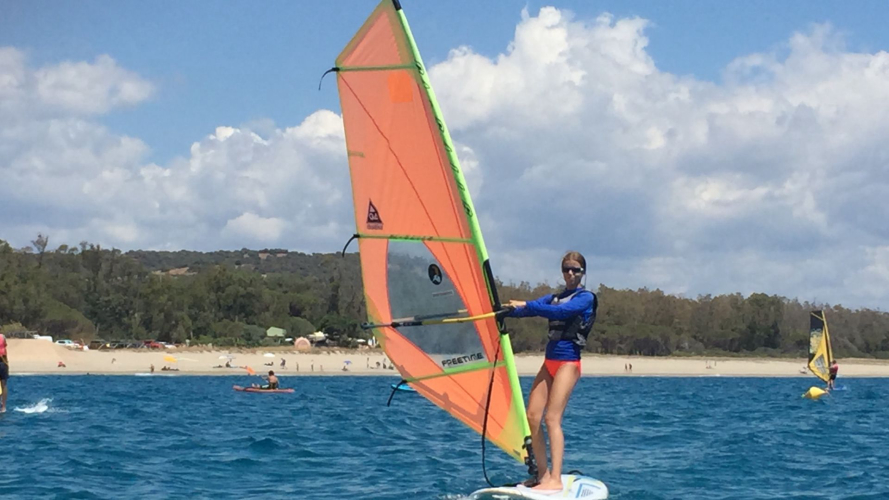 Chica haciendo windsurf en Cerdeña