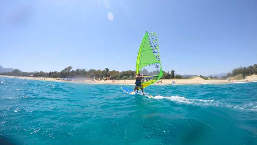 Persona aprendiendo windsurf en Bari Sardo
