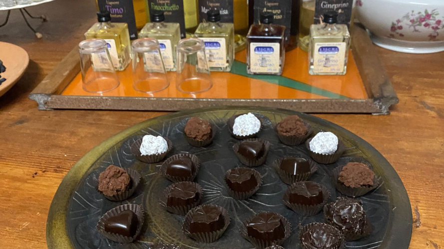 Combination of chocolates and liqueurs during a culinary and sensory experience in Laconi