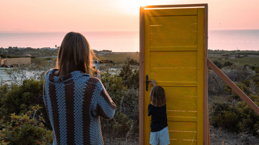 Eine Mutter fotografiert ihren Sohn bei einer Weinverkostung in Castelsardo
