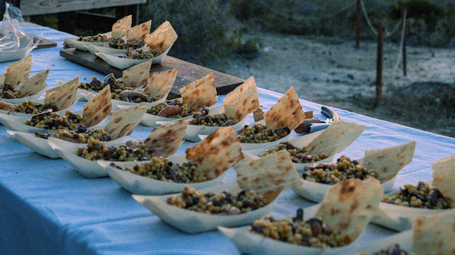 Fregula mit Meeresfrüchten, serviert bei einer Weinprobe in Castelsardo