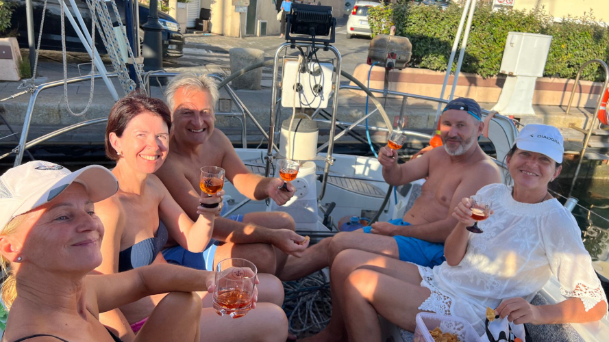 Persone fanno l'aperitivo a bordo durante il tour a San Teodoro