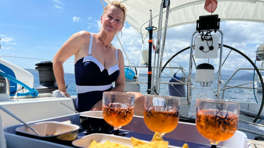 Aperitivo a bordo della barca a vela nell'area marina protetta di Tavolara