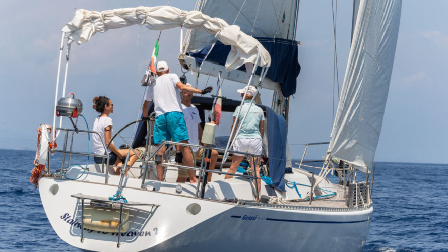 Persone durante l'escursione in barca a vela a Tavolara