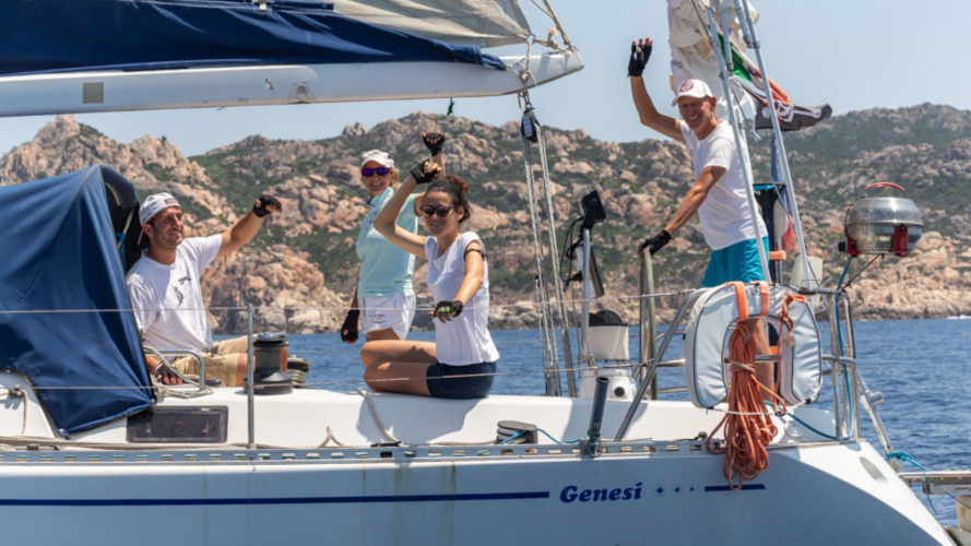 Persone durante il tour in barca a vela nelle Piscine di Molara