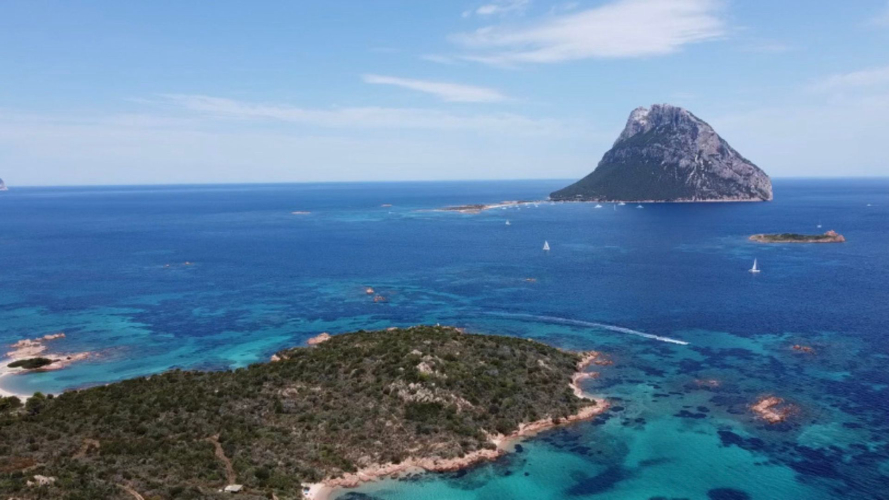 Vista aerea sull'Area Marina Protetta di Tavolara