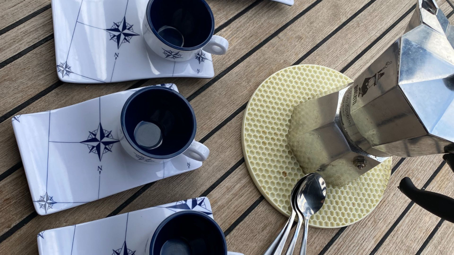 Caffè offerto a bordo durante il tour a San Teodoro