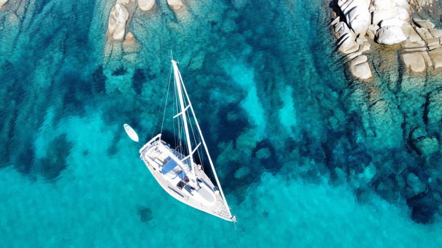 Barca a vela durante l'escursione nell'area di Olbia