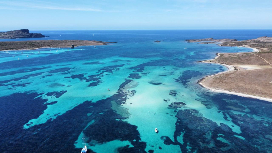 Vista aérea del mar de la Pelosa en Stintino