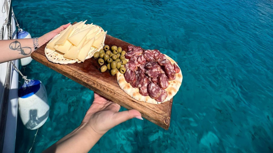 Aperitivo servido a bordo durante la excursión en la isla de Asinara