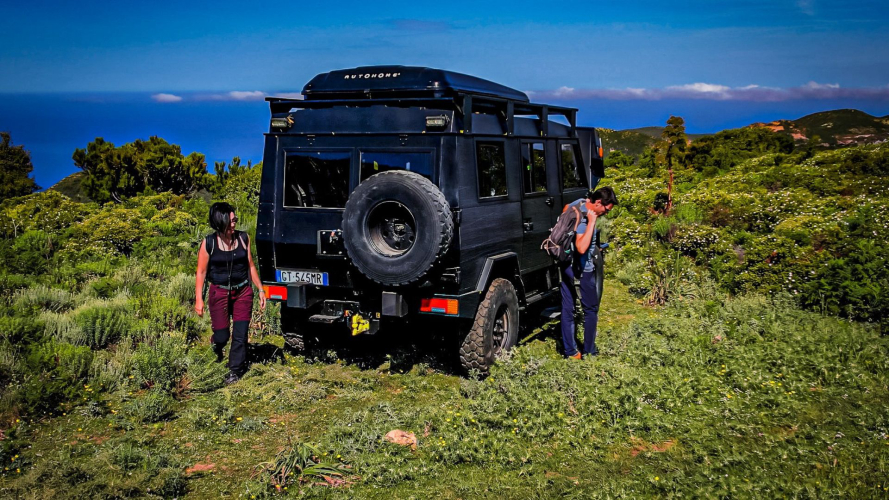 Personnes lors de l'excursion en jeep près d'Iglesias