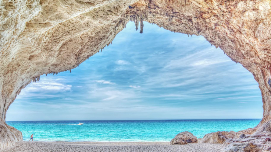 Prima grotta della spiaggia di Cala Luna