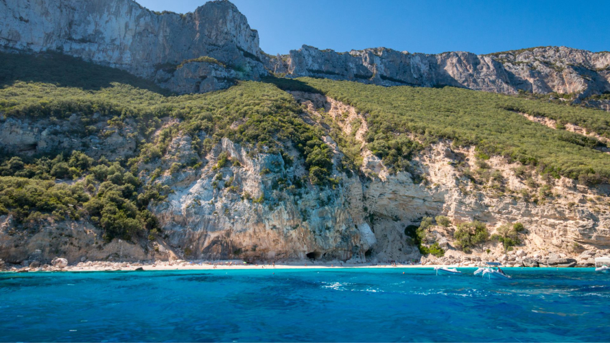 Vista sulla spiaggia di Cala Biriala nel Golfo di Orosei