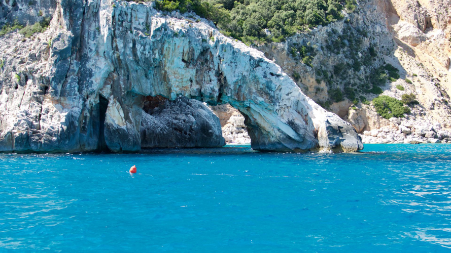 Arco naturale nei pressi della spiaggia di Cala Golortizè