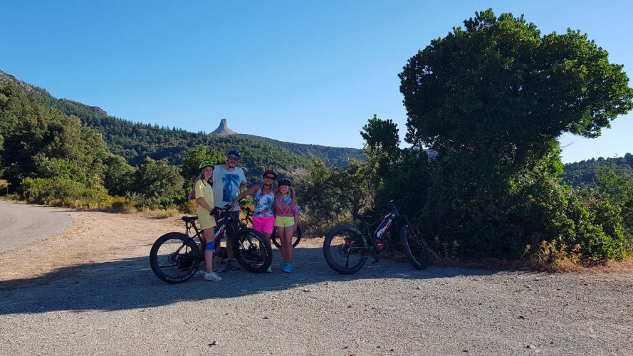 A family during the electric bike excursion on the Gennargentu