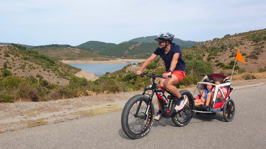 A family during a bike ride and view of the Flumendosa River