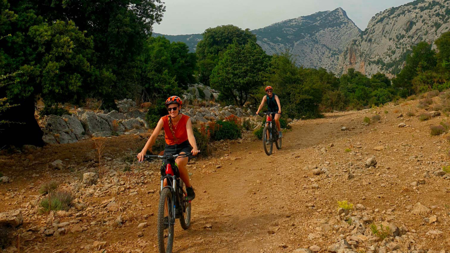 Dos chicas en bicicleta eléctrica en el Supramonte di Urzulei