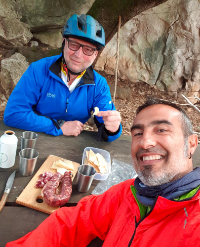 Aperitivo durante la excursión en bicicleta eléctrica por el Supramonte de Urzulei