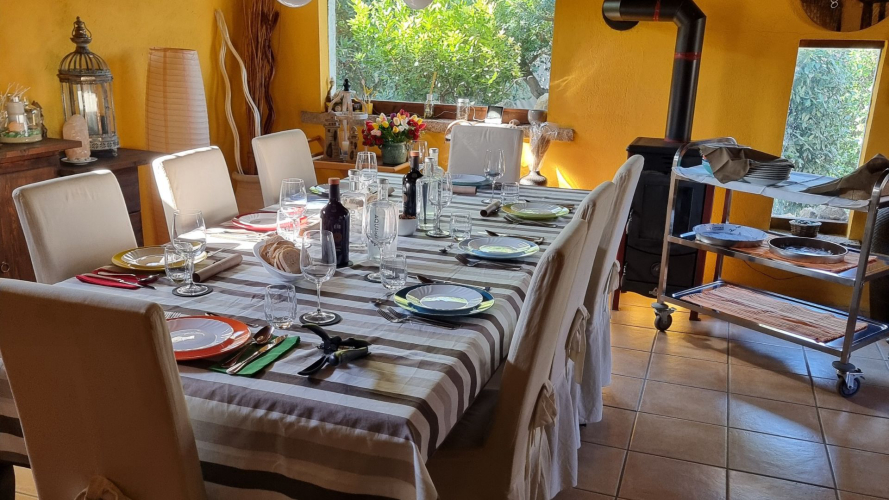 Table dressée pour le déjeuner dans une maison en Sardaigne