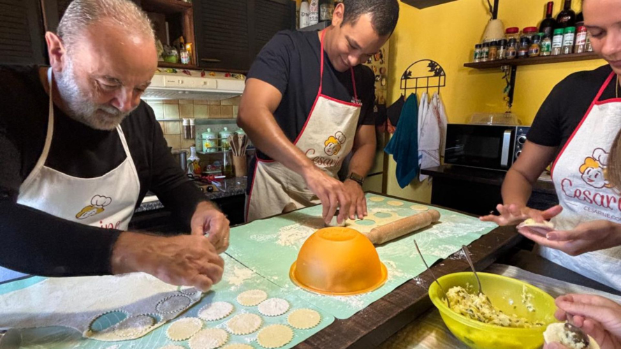 Des personnes créent des culurgiones lors d'un atelier à Cagliari