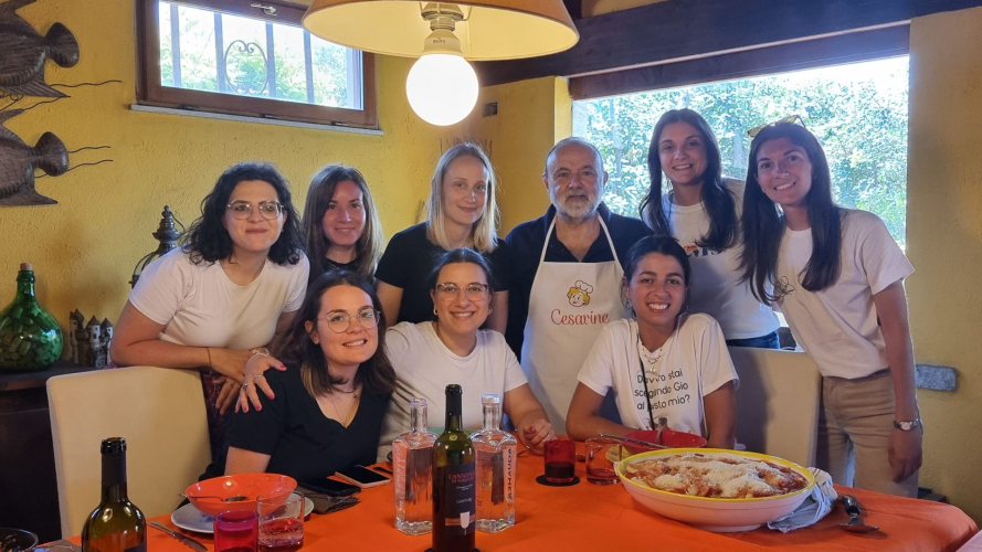 Groupe de personnes pendant l'atelier de pâtes fraîches en Sardaigne