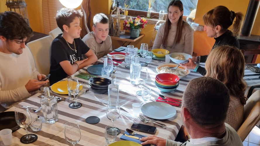 Des personnes attendent un plat de culurgiones dans une maison de Cagliari