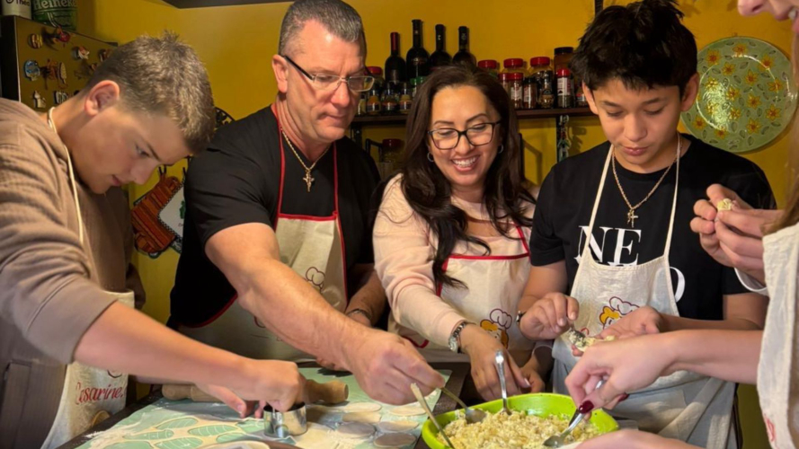 Groupe de personnes participant à l'atelier culurgiones à Cagliari