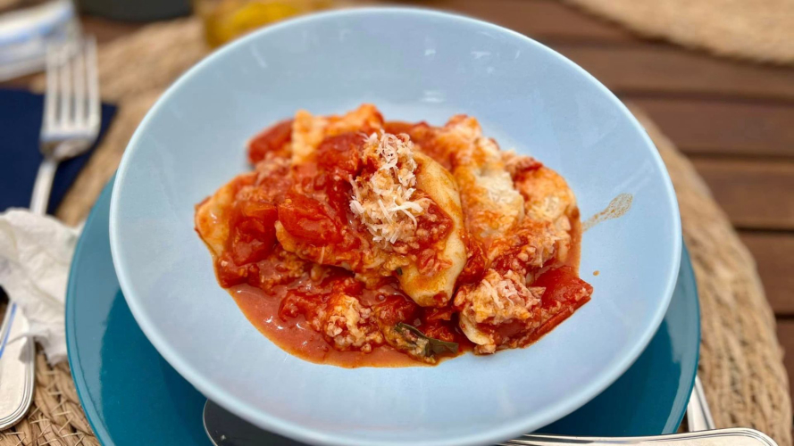 Piatto di culurgiones al sugo fatti durante il laboratorio