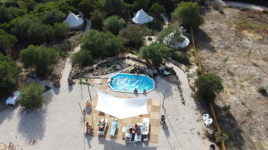 Glamping avec accès à la piscine en pleine nature à Perfugas dans le nord de la Sardaigne