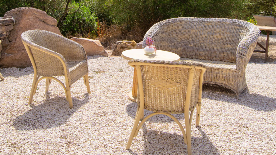 Tables et chaises au bord de la piscine dans la zone de Perfugas