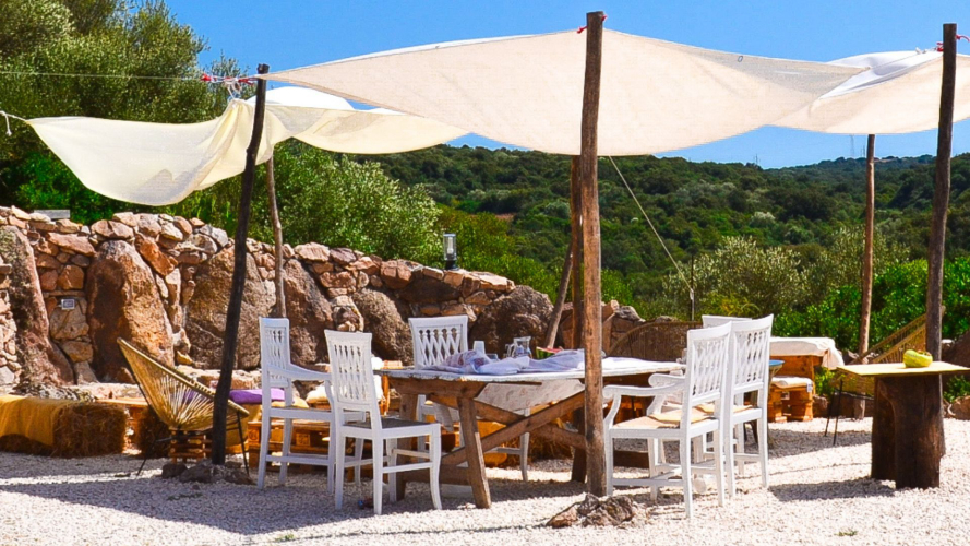 Tables et chaises au bord de la piscine dans la zone de Perfugas
