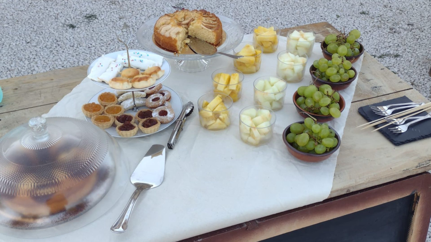 Apéritif estival avec friandises et fruits frais dans l'espace Perfugas servi au bord de la piscine