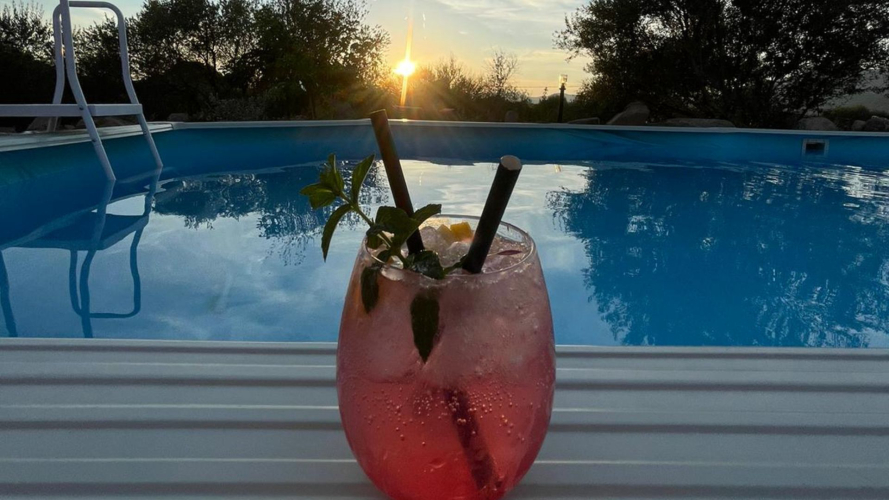 Apéritif avec cocktails au bord de la piscine et dans la nature de la région de Perfugas