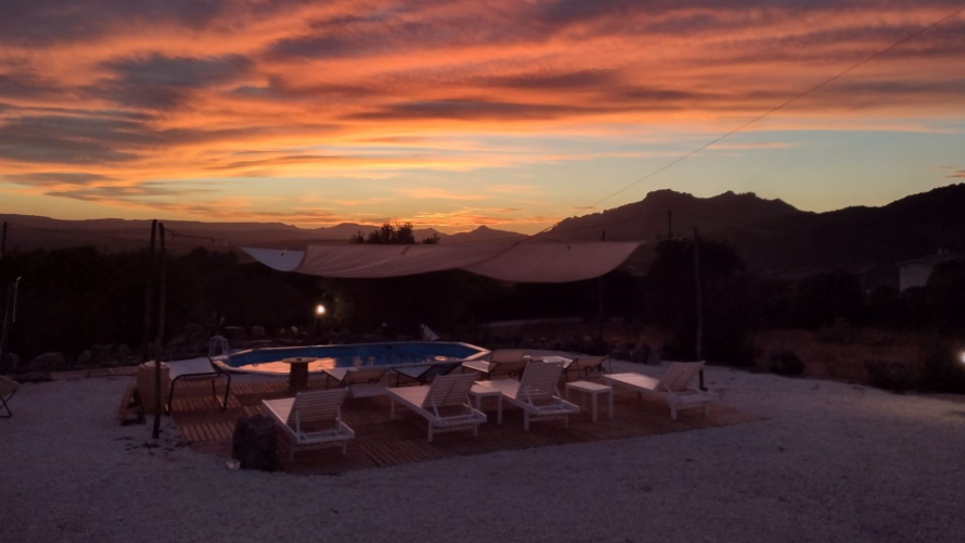 Piscine et tentes dans la nature du nord de la Sardaigne au coucher du soleil