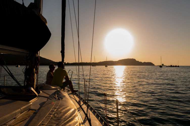 Sonnenuntergang Perspektive Segelboot Golf von Asinara