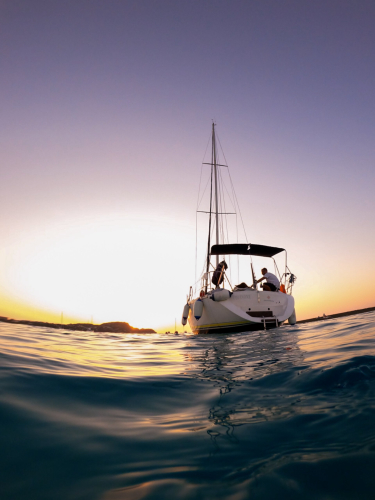 Segeln im Golf von Asinara inmitten der Farben des Sonnenuntergangs